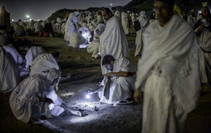 Pilgrims gathering pebbles at Muzdalifah