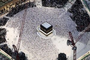 Worshippers praying at the Kaaba1