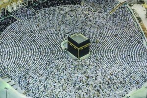 Worshippers praying at the Kaaba2